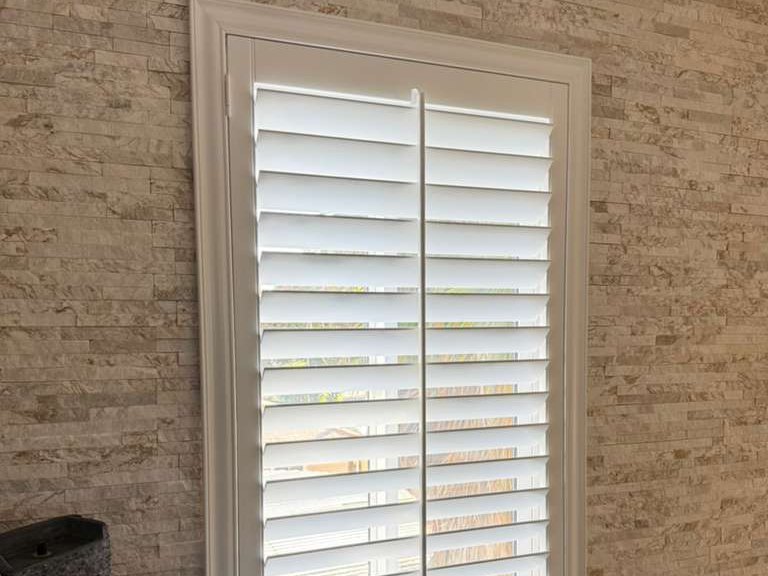 Shutters instalados por Blinds Warehouse USA en una casa de San Diego